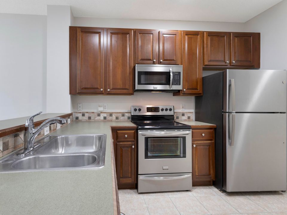 Active With Contract: $379,900 (3 beds, 2 baths, 1559 Square Feet)