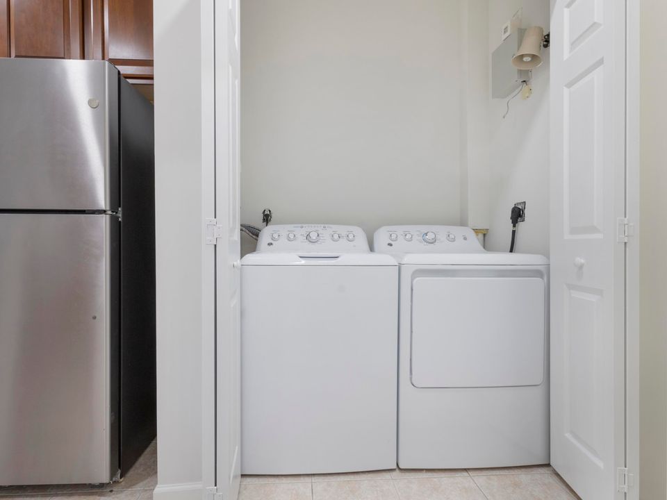 Active With Contract: $379,900 (3 beds, 2 baths, 1559 Square Feet)