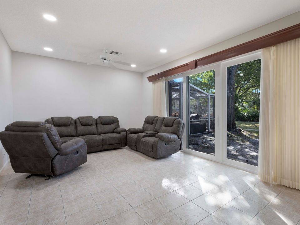 Active With Contract: $379,900 (3 beds, 2 baths, 1559 Square Feet)