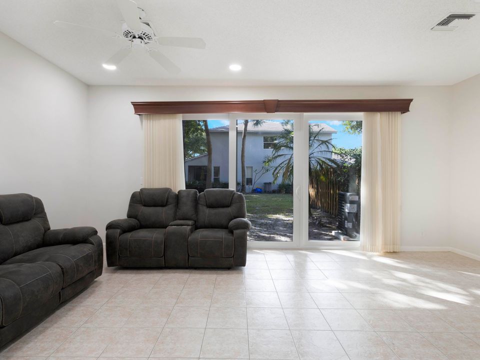 Active With Contract: $379,900 (3 beds, 2 baths, 1559 Square Feet)