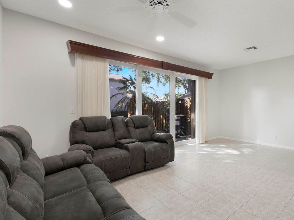 Active With Contract: $379,900 (3 beds, 2 baths, 1559 Square Feet)