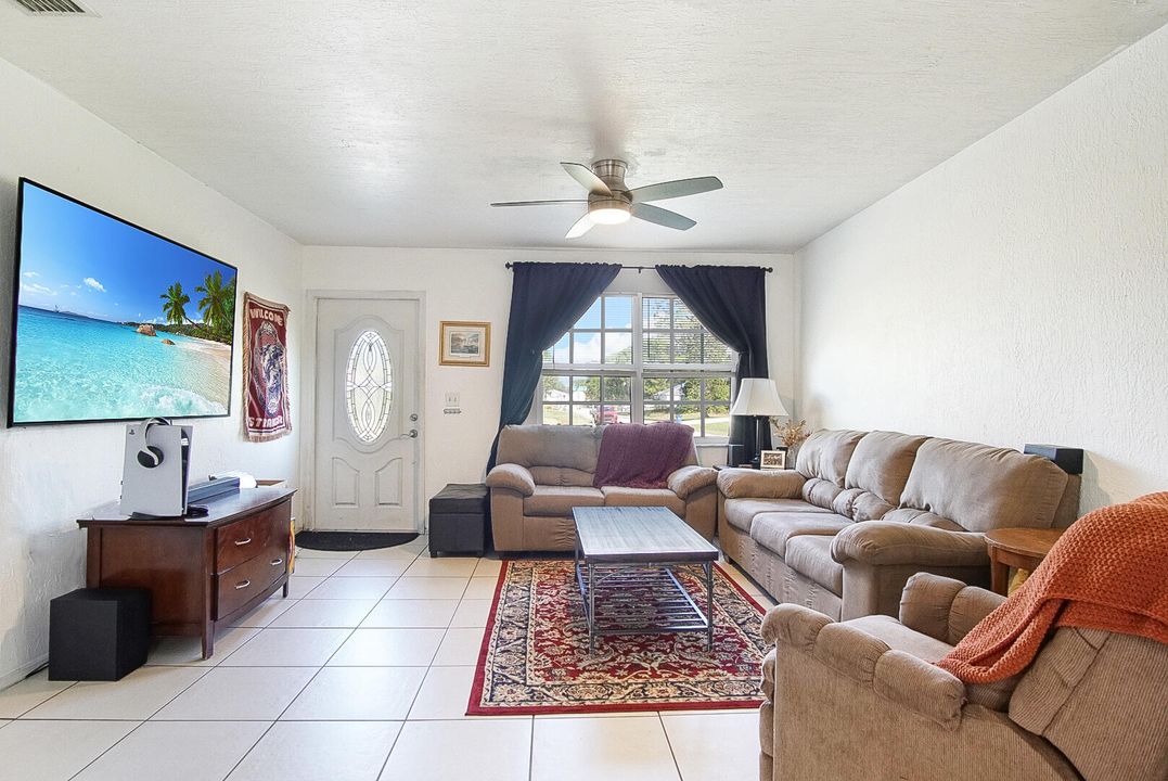 For Sale: $235,000 (3 beds, 2 baths, 1116 Square Feet)