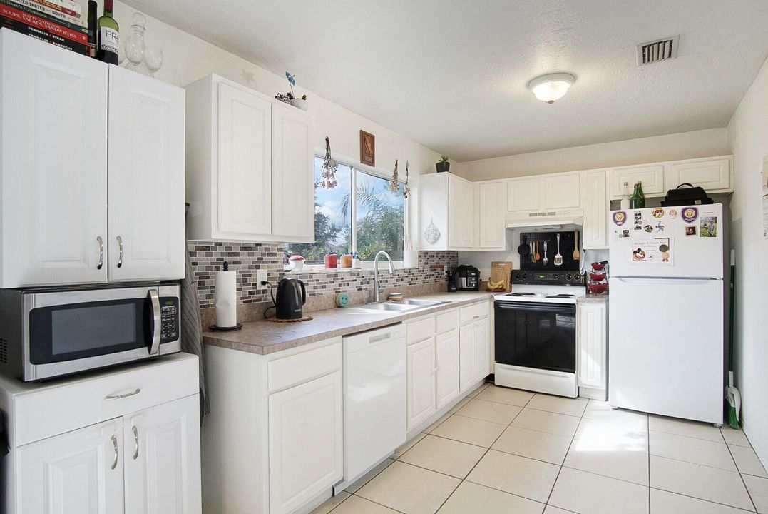 For Sale: $235,000 (3 beds, 2 baths, 1116 Square Feet)
