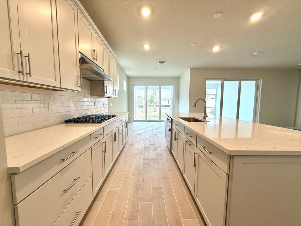 Под контрактом: $484,035 (2 спален, 2 ванн, 2114 Квадратных фут)