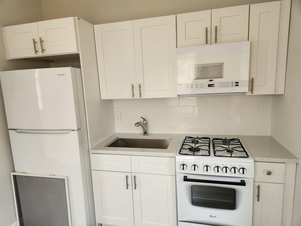 Activo con contrato: $1,100 (1 camas, 1 baños, 737 Pies cuadrados)