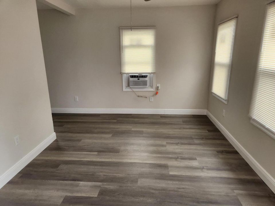 Activo con contrato: $1,100 (1 camas, 1 baños, 737 Pies cuadrados)