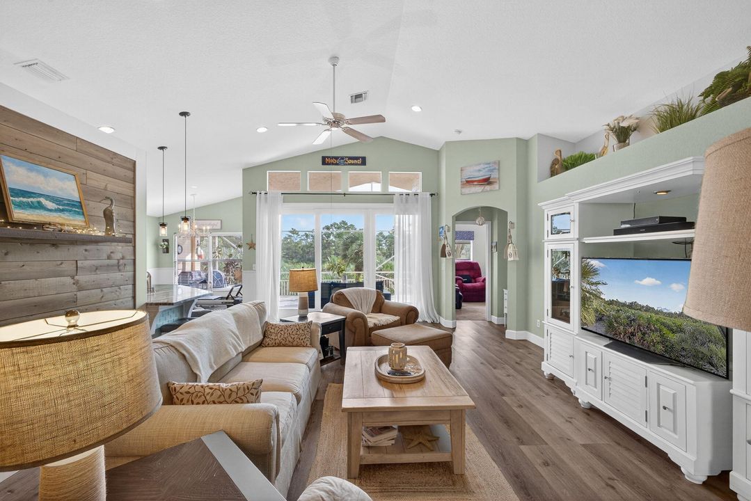 Activo con contrato: $649,000 (3 camas, 2 baños, 1879 Pies cuadrados)