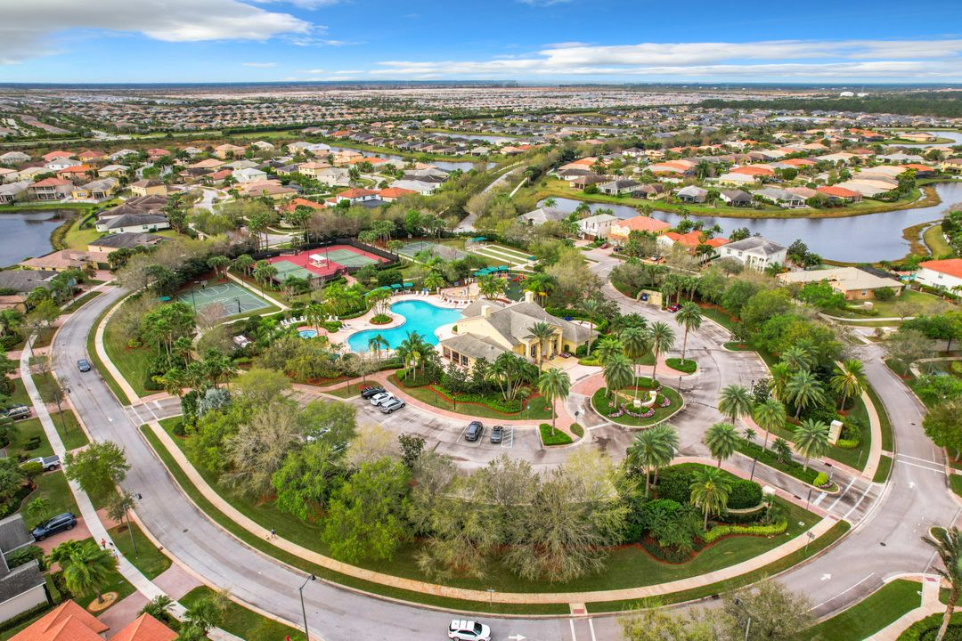 En Venta: $549,000 (4 camas, 2 baños, 2646 Pies cuadrados)