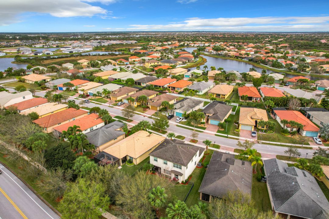 En Venta: $549,000 (4 camas, 2 baños, 2646 Pies cuadrados)