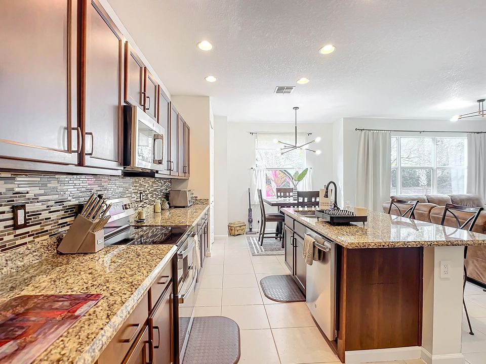 En Venta: $549,000 (4 camas, 2 baños, 2646 Pies cuadrados)