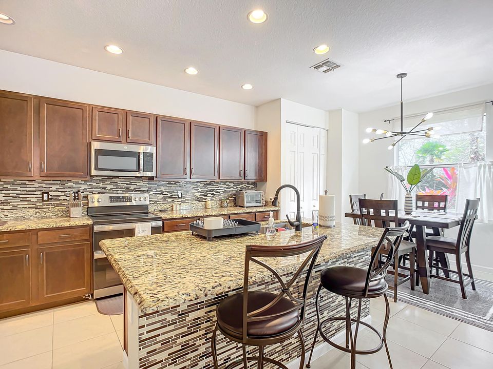 En Venta: $549,000 (4 camas, 2 baños, 2646 Pies cuadrados)