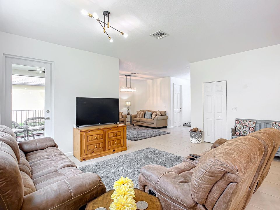 En Venta: $549,000 (4 camas, 2 baños, 2646 Pies cuadrados)