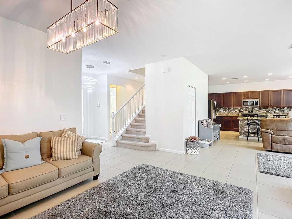 En Venta: $549,000 (4 camas, 2 baños, 2646 Pies cuadrados)