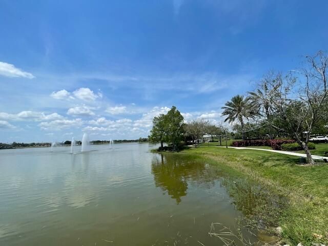 En Venta: $549,000 (4 camas, 2 baños, 2646 Pies cuadrados)