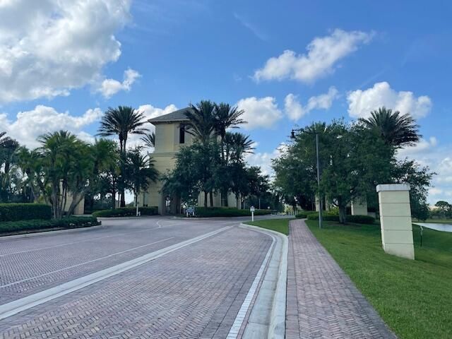 En Venta: $549,000 (4 camas, 2 baños, 2646 Pies cuadrados)