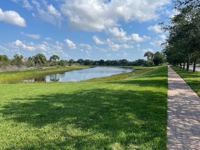 En Venta: $549,000 (4 camas, 2 baños, 2646 Pies cuadrados)