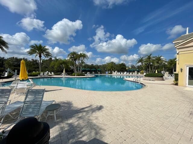 En Venta: $549,000 (4 camas, 2 baños, 2646 Pies cuadrados)