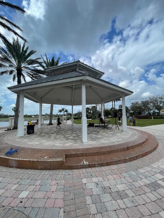 En Venta: $549,000 (4 camas, 2 baños, 2646 Pies cuadrados)