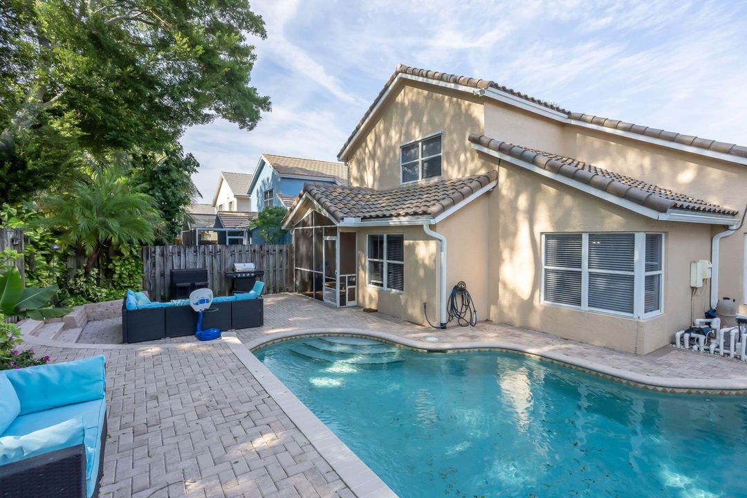 Activo con contrato: $565,000 (3 camas, 2 baños, 1945 Pies cuadrados)