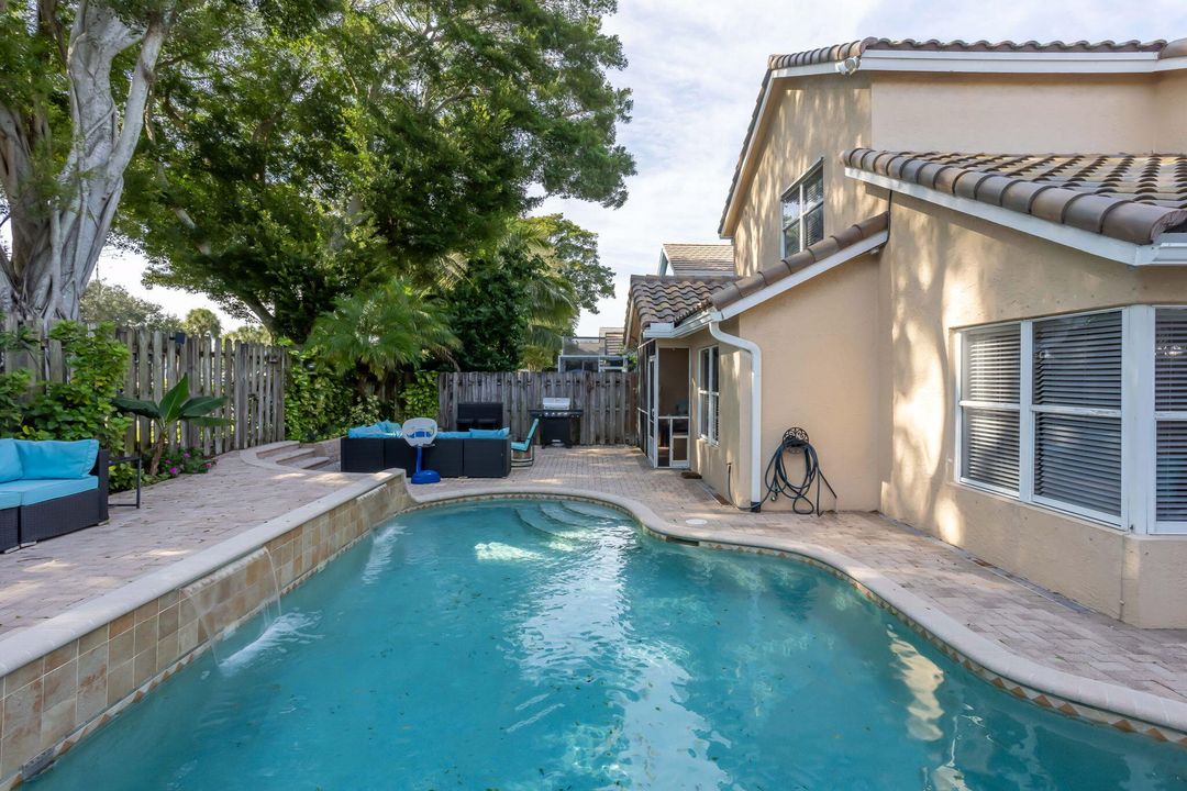 Activo con contrato: $565,000 (3 camas, 2 baños, 1945 Pies cuadrados)