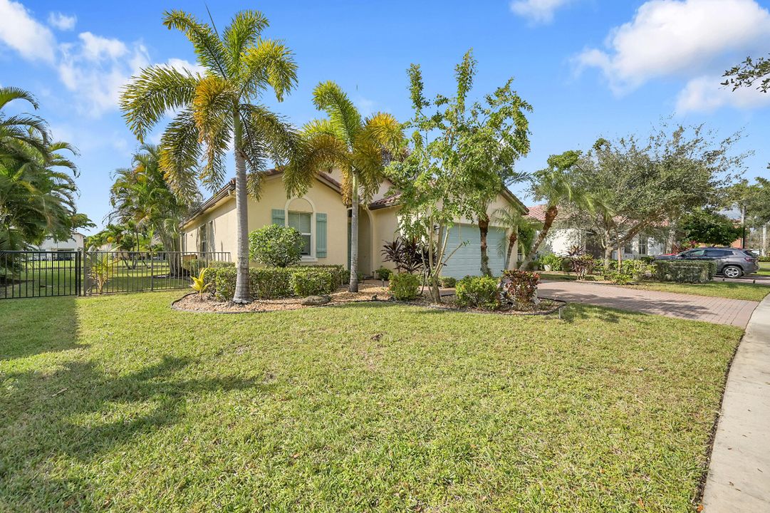 合同活跃: $3,500 (3 贝兹, 3 浴室, 2046 平方英尺)