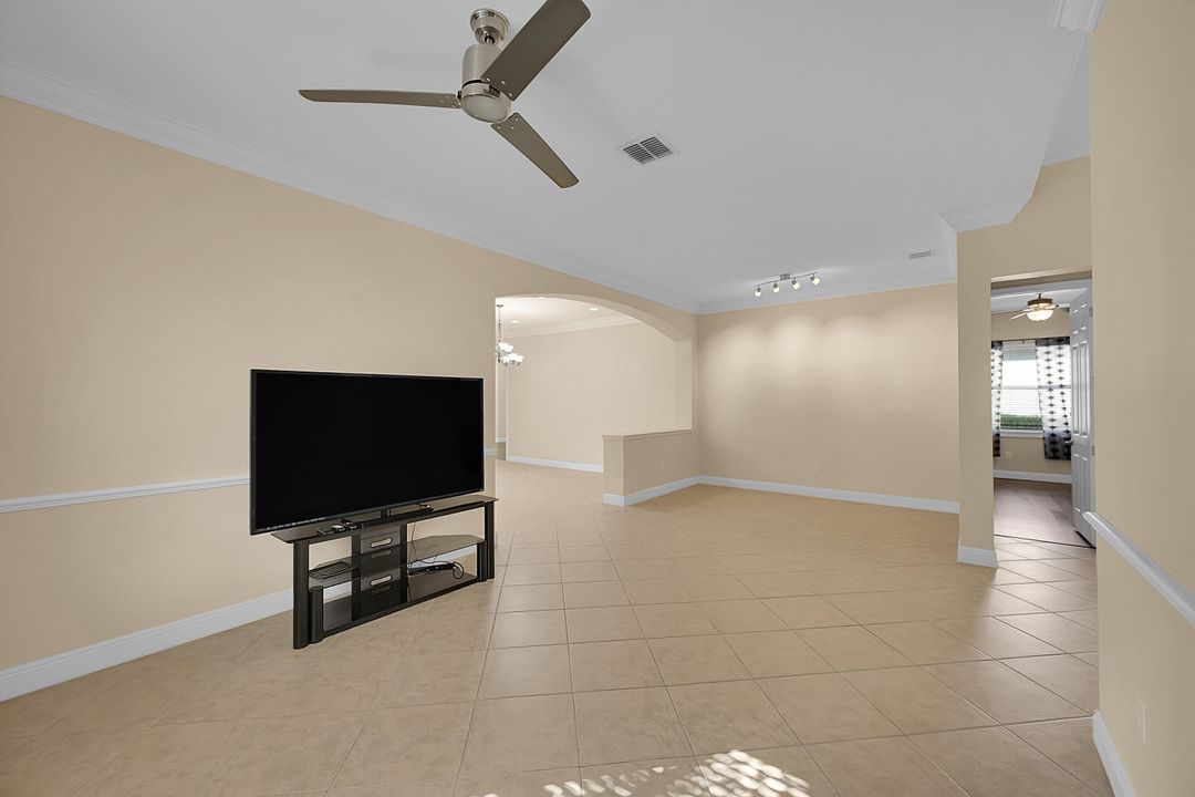 合同活跃: $3,500 (3 贝兹, 3 浴室, 2046 平方英尺)