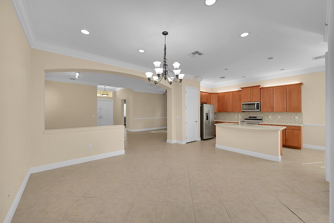 合同活跃: $3,500 (3 贝兹, 3 浴室, 2046 平方英尺)