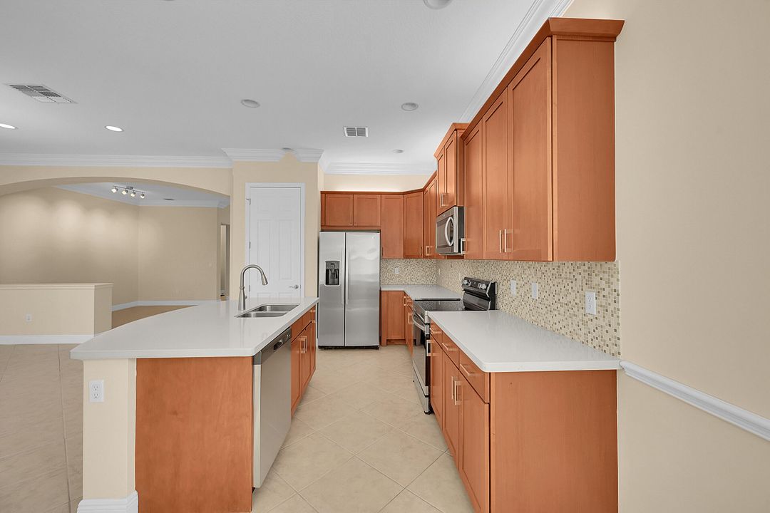 合同活跃: $3,500 (3 贝兹, 3 浴室, 2046 平方英尺)