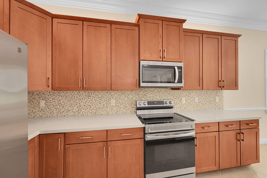 合同活跃: $3,500 (3 贝兹, 3 浴室, 2046 平方英尺)