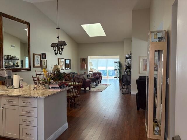 合同活跃: $3,300 (2 贝兹, 2 浴室, 1658 平方英尺)