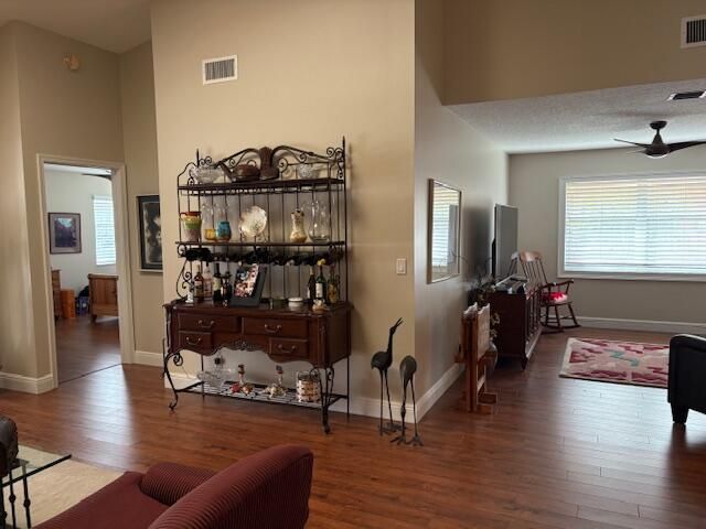 合同活跃: $3,300 (2 贝兹, 2 浴室, 1658 平方英尺)