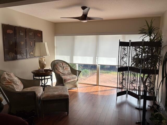 合同活跃: $3,300 (2 贝兹, 2 浴室, 1658 平方英尺)