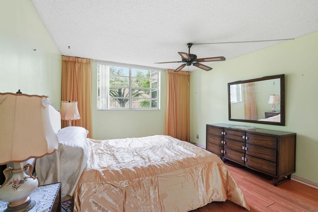 For Sale: $134,900 (2 beds, 2 baths, 960 Square Feet)