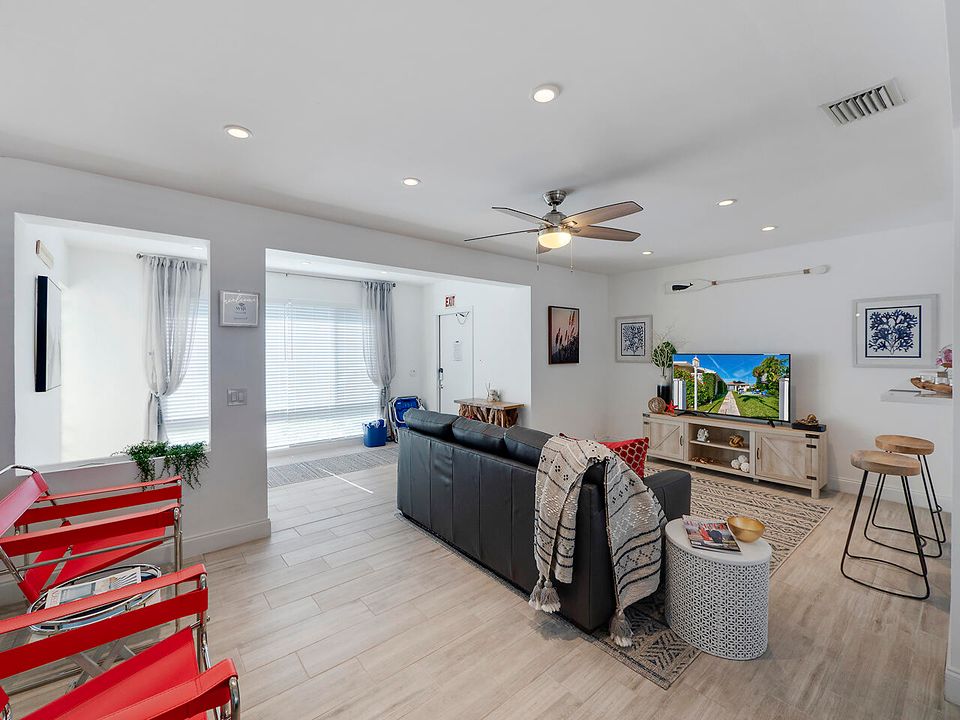 В аренду: $3,495 (2 спален, 1 ванн, 912 Квадратных фут)