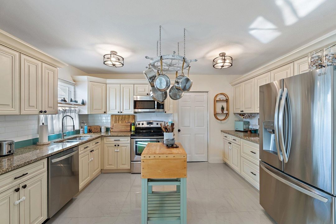 Active With Contract: $525,000 (3 beds, 2 baths, 1198 Square Feet)