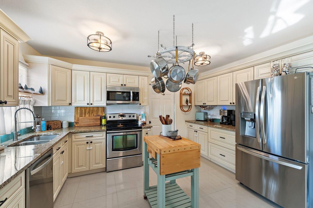 Active With Contract: $525,000 (3 beds, 2 baths, 1198 Square Feet)