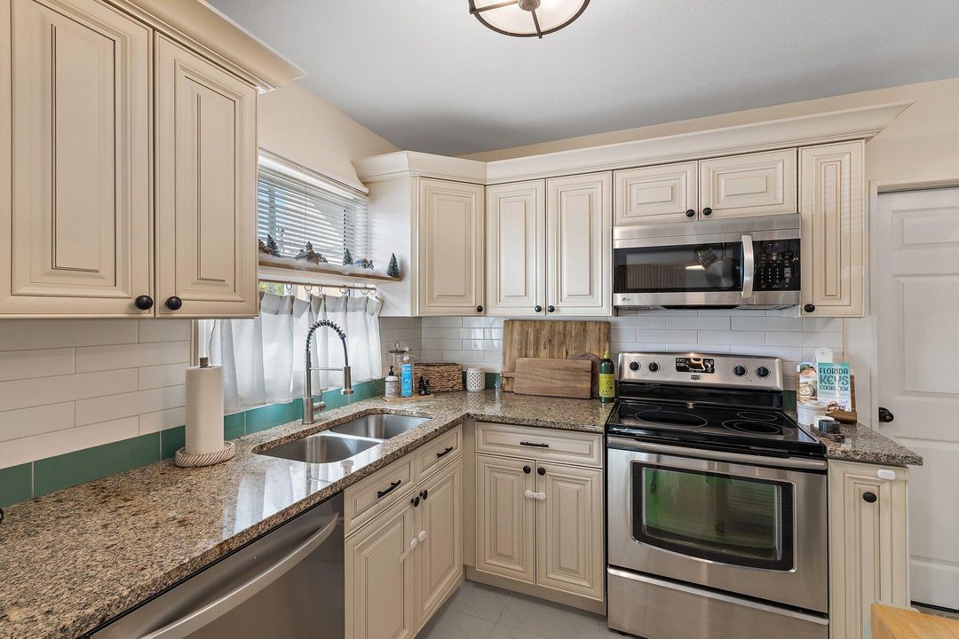 Active With Contract: $525,000 (3 beds, 2 baths, 1198 Square Feet)