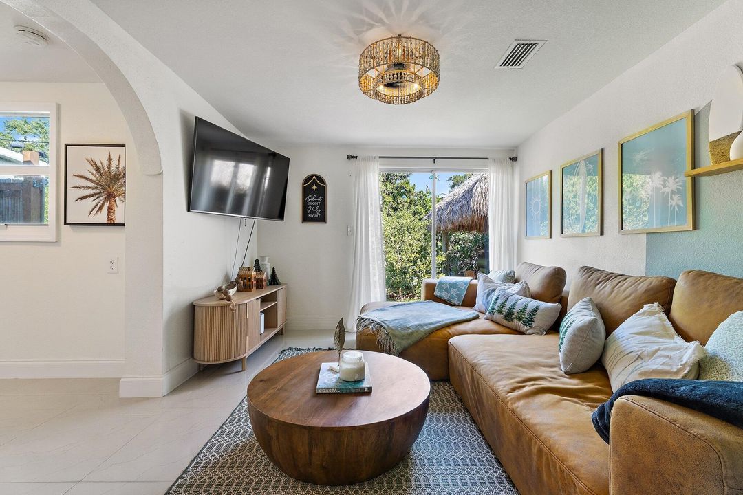 Active With Contract: $525,000 (3 beds, 2 baths, 1198 Square Feet)