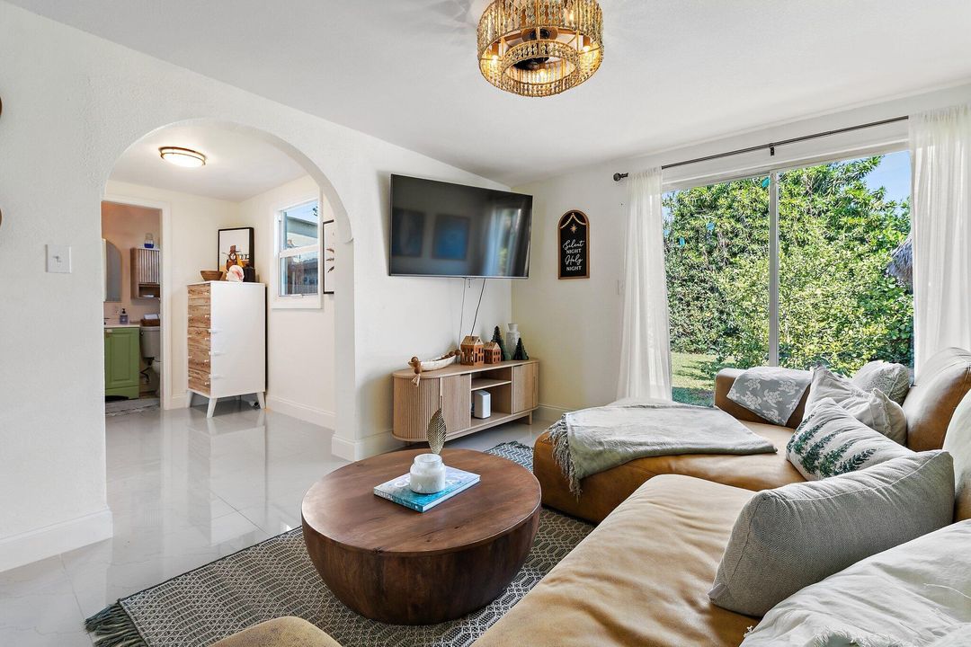 Active With Contract: $525,000 (3 beds, 2 baths, 1198 Square Feet)