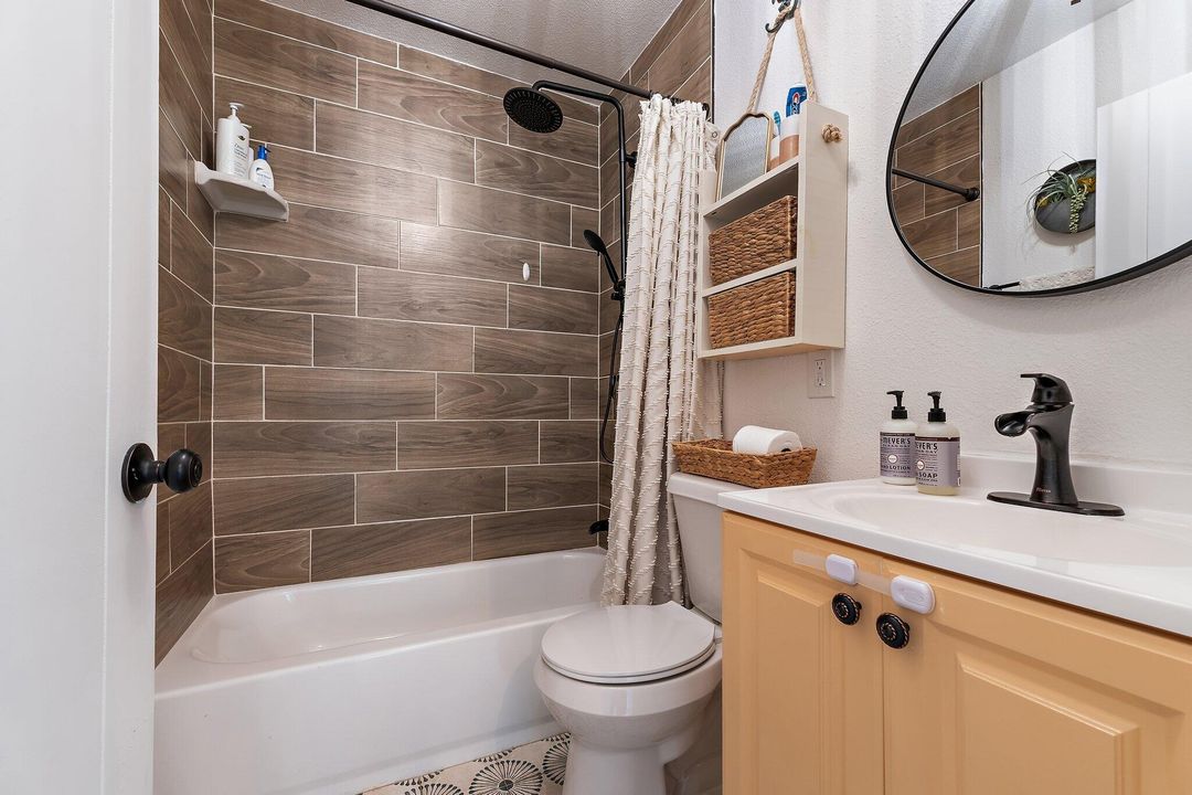 Active With Contract: $525,000 (3 beds, 2 baths, 1198 Square Feet)