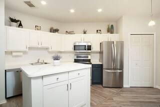 Под контрактом: $1,700 (1 спален, 1 ванн, 850 Квадратных фут)