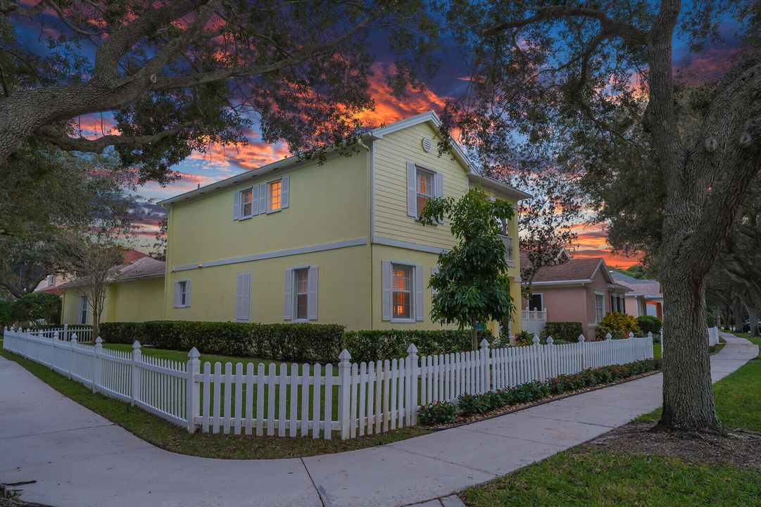 合同活跃: $1,125,000 (3 贝兹, 2 浴室, 2038 平方英尺)