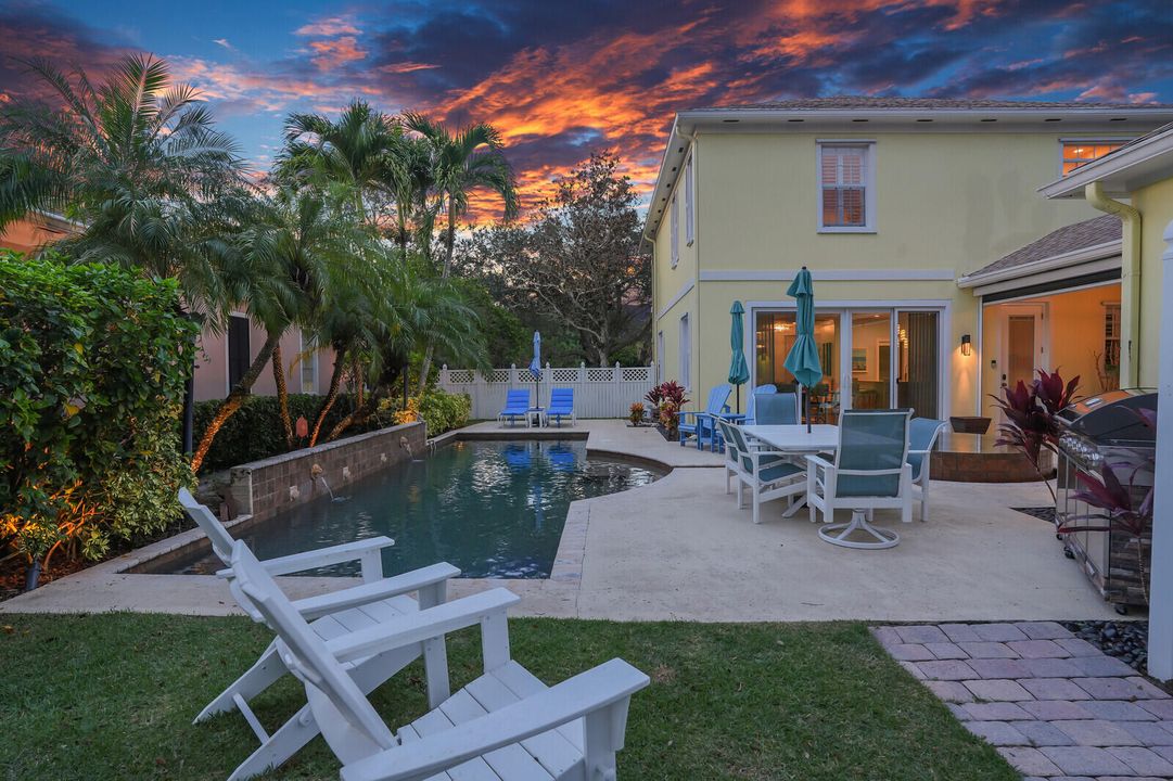 合同活跃: $1,125,000 (3 贝兹, 2 浴室, 2038 平方英尺)