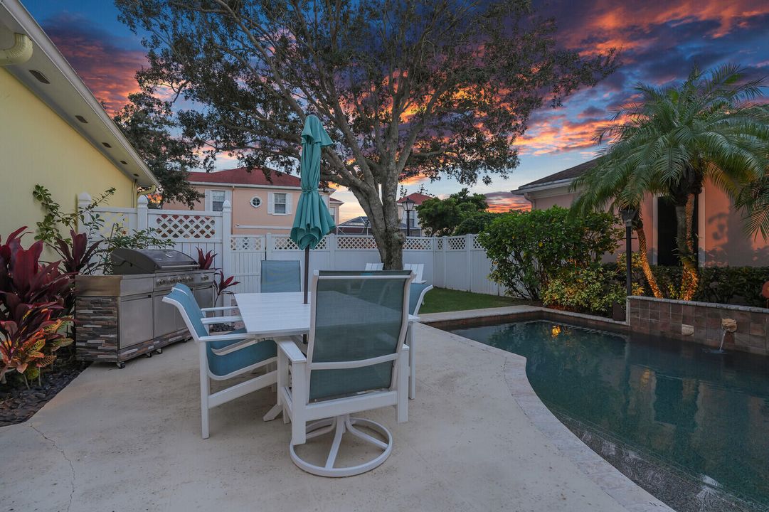 合同活跃: $1,125,000 (3 贝兹, 2 浴室, 2038 平方英尺)