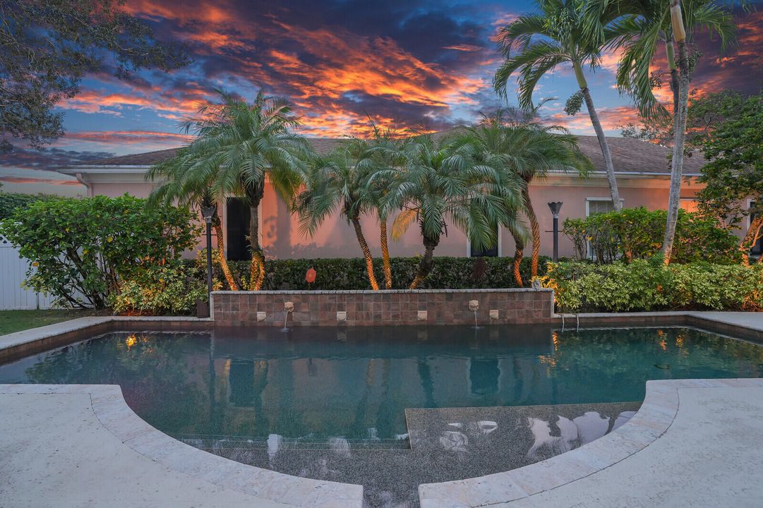 合同活跃: $1,125,000 (3 贝兹, 2 浴室, 2038 平方英尺)