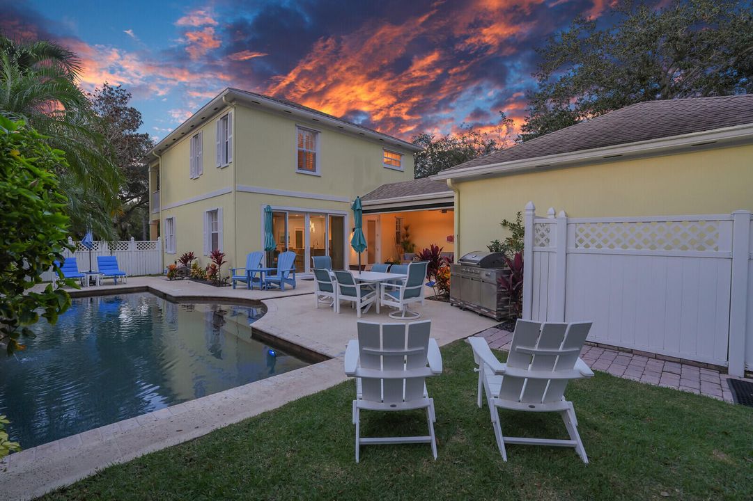 合同活跃: $1,125,000 (3 贝兹, 2 浴室, 2038 平方英尺)