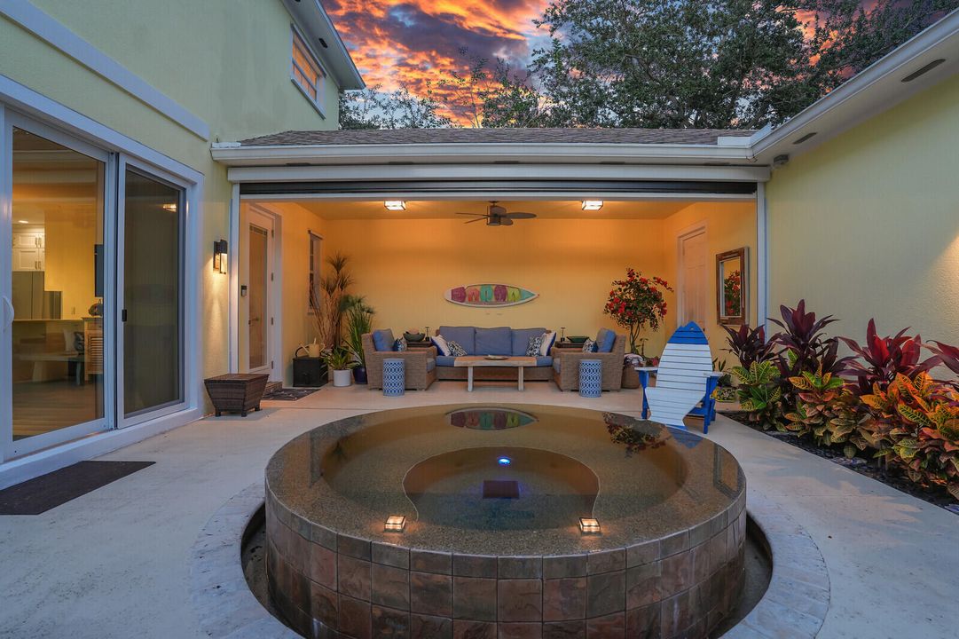 合同活跃: $1,125,000 (3 贝兹, 2 浴室, 2038 平方英尺)