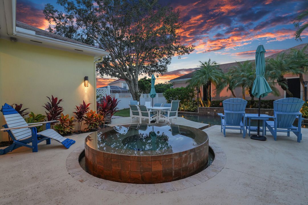 合同活跃: $1,125,000 (3 贝兹, 2 浴室, 2038 平方英尺)