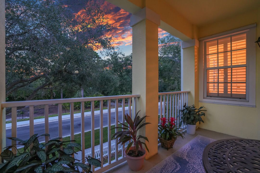 合同活跃: $1,125,000 (3 贝兹, 2 浴室, 2038 平方英尺)