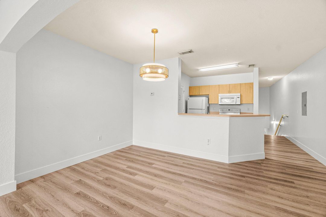 出租: $2,400 (2 贝兹, 2 浴室, 1137 平方英尺)